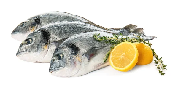 Roher Dorado Fisch Mit Zitrone Auf Weißem Hintergrund — Stockfoto