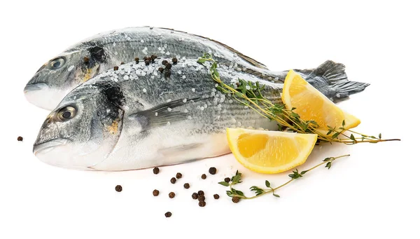 Сырая Рыба Дорадо Лимоном Белом Фоне — стоковое фото
