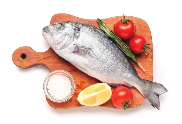 Brett Mit Rohem Dorado Fisch Und Zutaten Auf Weißem Hintergrund — Stockfoto