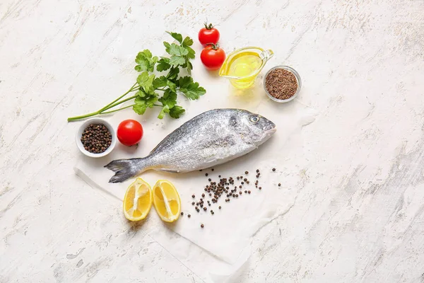 Raw Dorado Fisk Med Ingredienser Ljus Bakgrund — Stockfoto