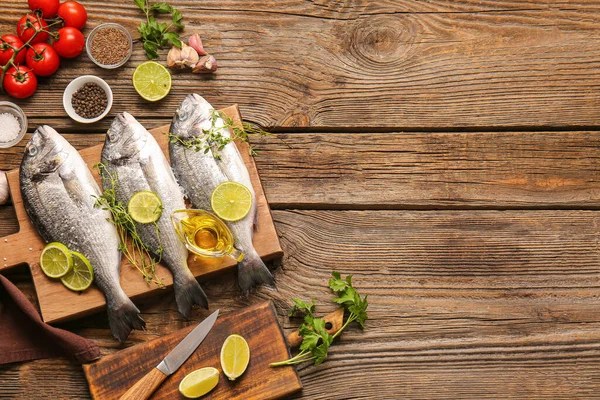 Poisson Dorado Cru Avec Des Ingrédients Sur Fond Bois — Photo