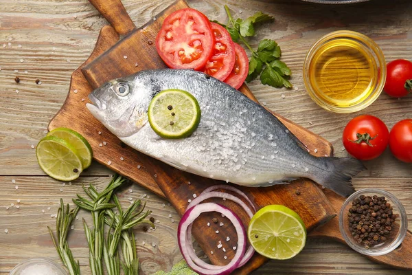 Roher Dorado Fisch Mit Zutaten Auf Holzgrund — Stockfoto