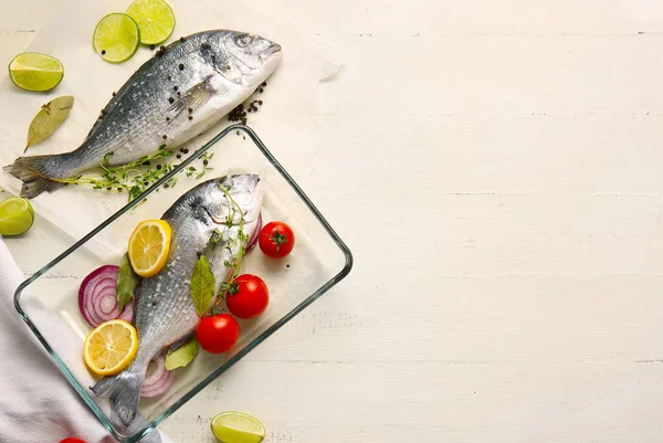 Hafif arkaplanlı çiğ dorado balığı.