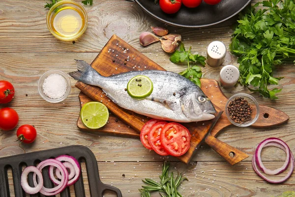 Raw Dorado Fisk Med Ingredienser Trä Bakgrund — Stockfoto