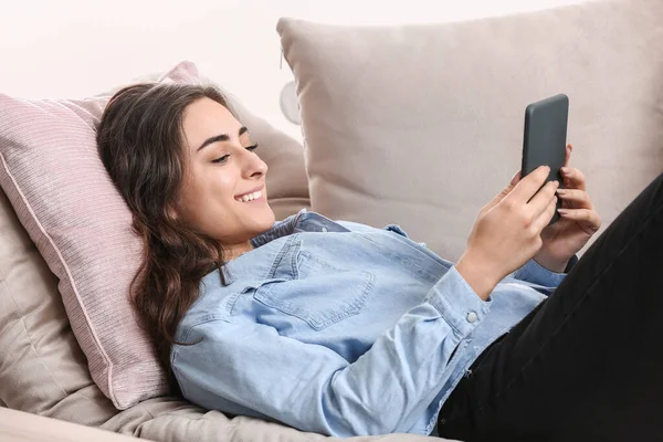 Hermosa Joven Leyendo Book Casa — Foto de Stock