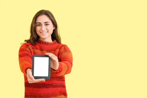 Junge Frau Mit Reader Auf Farbigem Hintergrund — Stockfoto