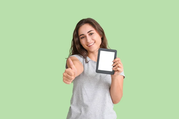 Молодая Женщина Электронным Читателем Показывает Большой Палец Вверх Цветном Фоне — стоковое фото