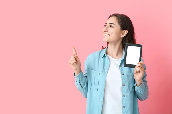 Young Woman Reader Pointing Something Color Background — Stock Photo, Image