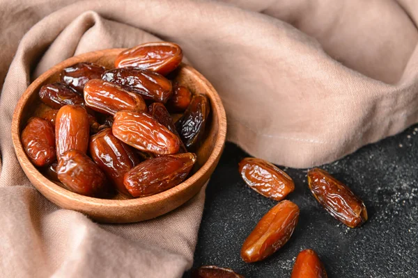 Koyu arkaplanda tatlı tarihli tabak