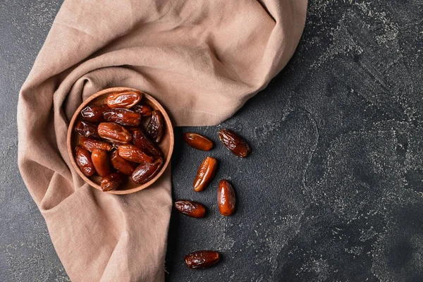 Koyu arkaplanda tatlı tarihli tabak