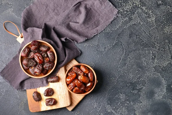 Koyu renkli tatlı hurmalar.
