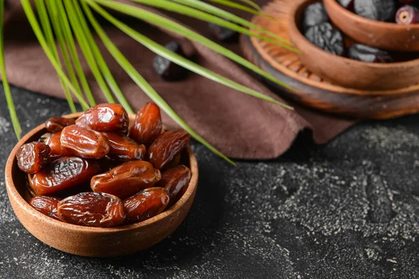 Plates Sweet Dates Dark Background — Stock Photo, Image