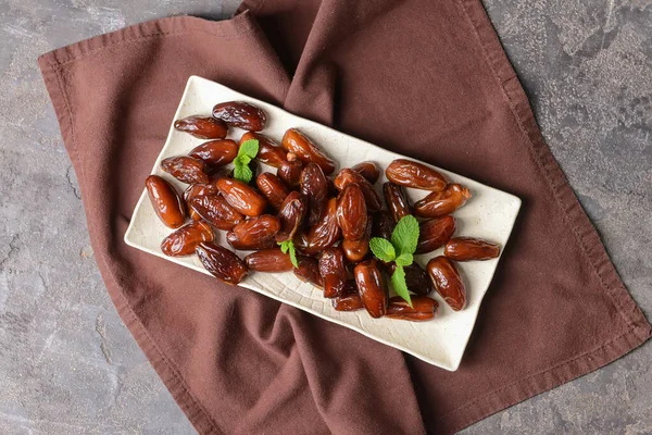 Gri arkaplanda tatlı tarihli tabak