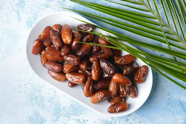 Plate Sweet Dates Color Background — Stock Photo, Image