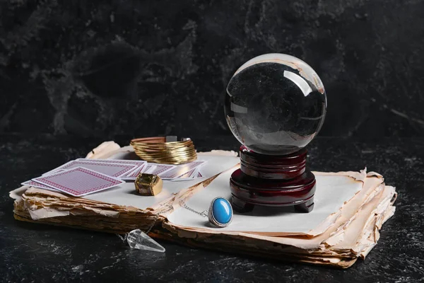 Karanlık arka planda falcıların aksesuarları