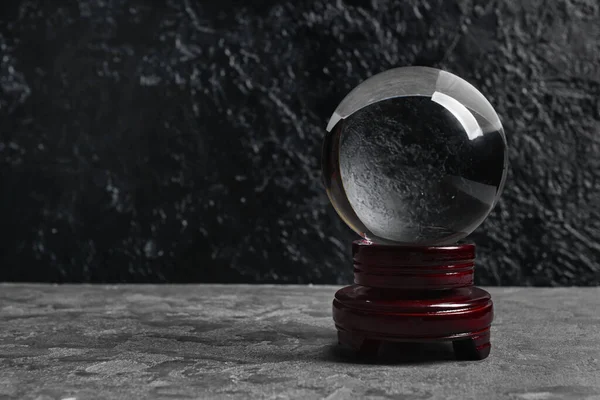 Karanlık arka planda kristal falcı küresi