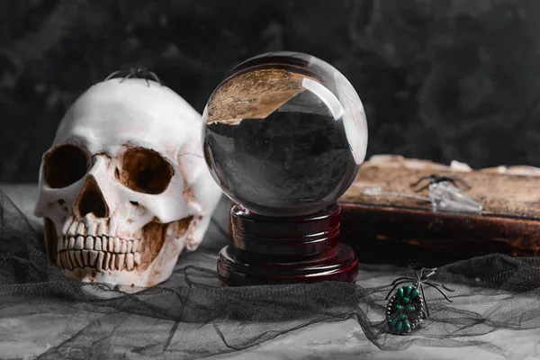 Karanlık arka planda falcıların aksesuarları