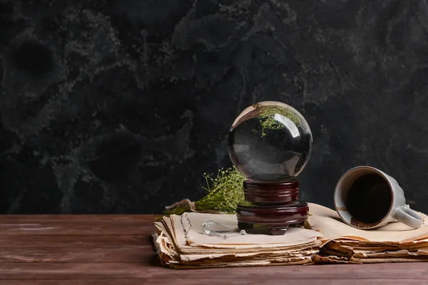 Karanlık arka planda falcıların aksesuarları