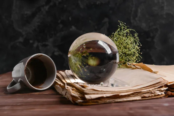 Karanlık arka planda falcıların aksesuarları