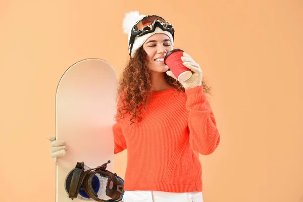 Femme Snowboarder Boire Café Sur Fond Couleur — Photo