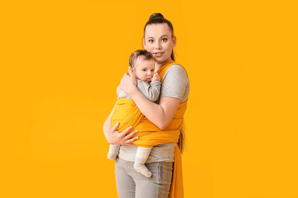 Giovane Madre Con Piccolo Bambino Fionda Sfondo Colore — Foto Stock