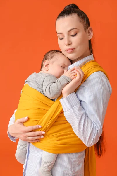 Giovane Madre Con Piccolo Bambino Fionda Sfondo Colore — Foto Stock