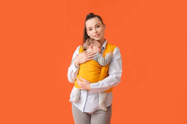 Giovane Madre Con Piccolo Bambino Fionda Sfondo Colore — Foto Stock