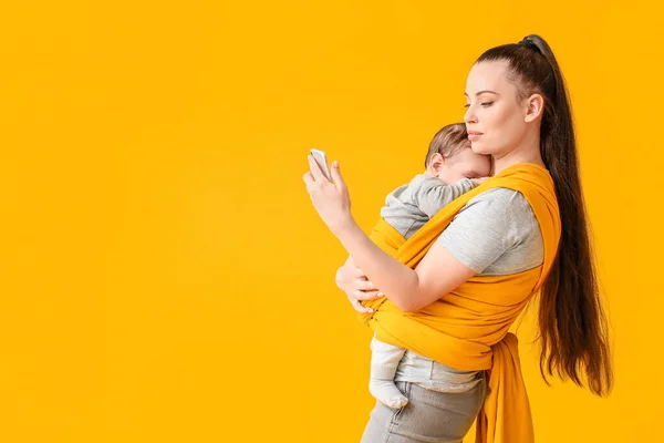 Young Mother Little Baby Sling Mobile Phone Color Background — Stock Photo, Image