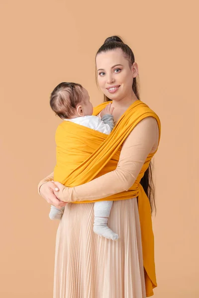 Giovane Madre Con Piccolo Bambino Fionda Sfondo Chiaro — Foto Stock