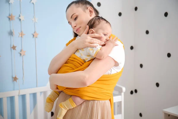 Joven Madre Con Pequeño Bebé Cabestrillo Casa — Foto de Stock