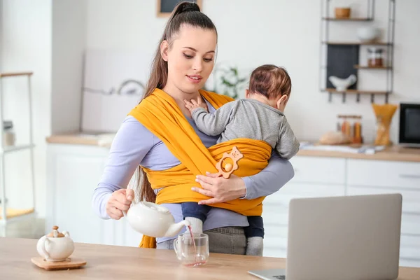 Young Mother Little Baby Sling Laptop Home — Stock Photo, Image