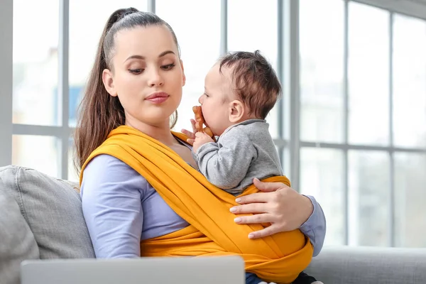 Joven Madre Con Bebé Cabestrillo Portátil Casa — Foto de Stock