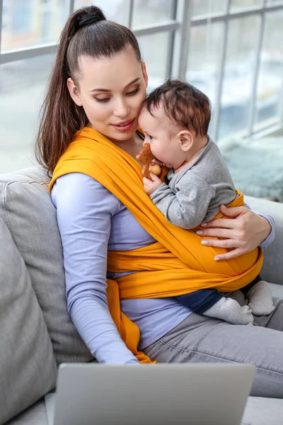 Mamă Tânără Bebeluș Sling Laptop Acasă — Fotografie, imagine de stoc