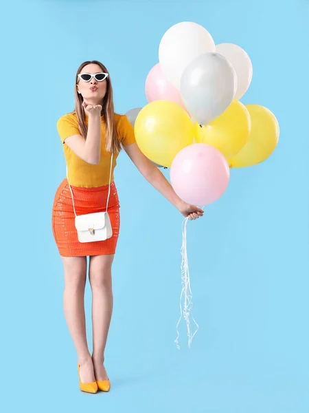 Schöne Junge Frau Mit Luftballons Weht Kuss Auf Farbhintergrund — Stockfoto