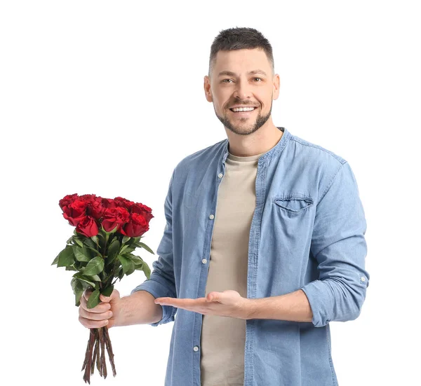 Beyaz arka planda güzel çiçekleri olan yakışıklı bir adam.