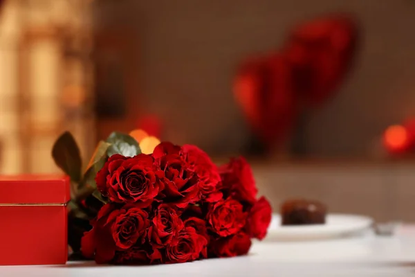 Bouquet Red Rose Flowers Table Home Valentine Day Celebration — Foto Stock