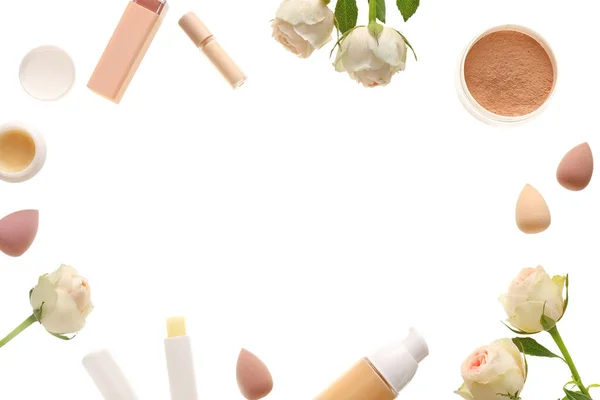 Kosmetik Und Blumen Auf Weißem Hintergrund — Stockfoto