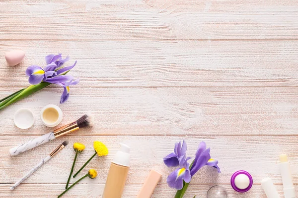 Kozmetikumok Tavaszi Virágok Alapon — Stock Fotó
