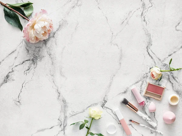 Hafif arkaplanda kozmetik ve bahar çiçekleri