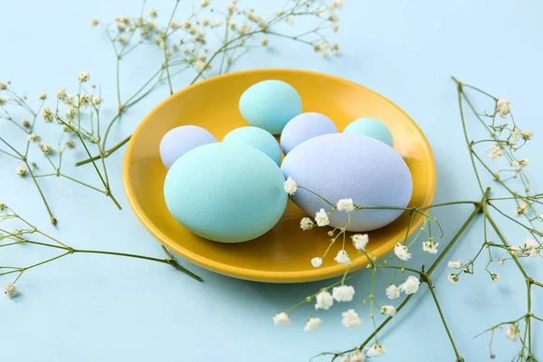 Renkli arkaplanda güzel Paskalya yumurtaları olan kompozisyon