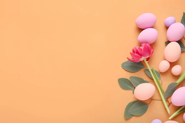 Состав Красивыми Пасхальными Яйцами Цветном Фоне — стоковое фото