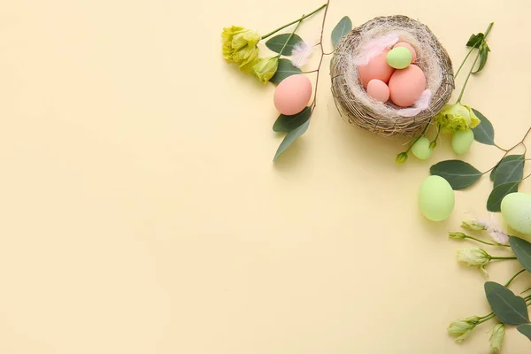 Komposition Mit Schönen Ostereiern Auf Farbigem Hintergrund — Stockfoto