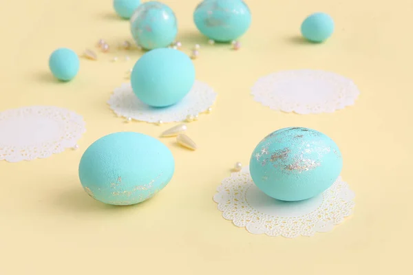 Composición Con Hermosos Huevos Pascua Sobre Fondo Color —  Fotos de Stock