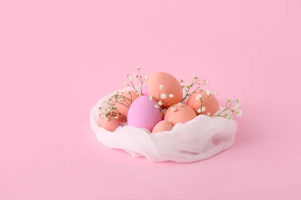 彩色背景的美丽复活节彩蛋的构图 — 图库照片