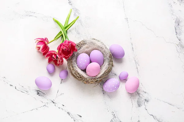 Güzel Paskalya yumurtaları ve hafif arka planda kompozisyon
