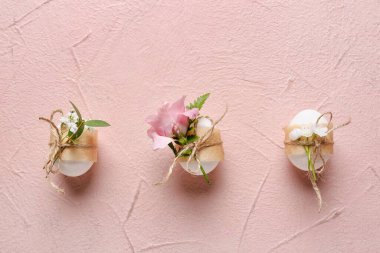 Renkli arkaplanda güzel Paskalya yumurtaları ve çiçekler