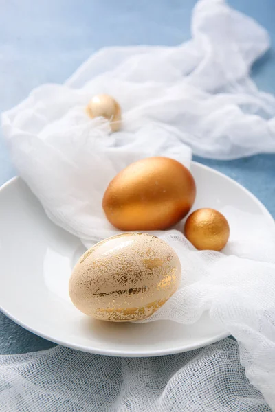 Placa Con Hermosos Huevos Pascua Sobre Fondo Color —  Fotos de Stock