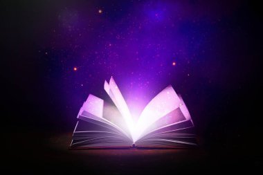Karanlık arkaplan üzerine sihirli kitap aç