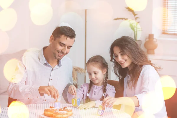 Ευτυχισμένη Οικογένεια Γιορτάζει Hannukah Στο Σπίτι — Φωτογραφία Αρχείου