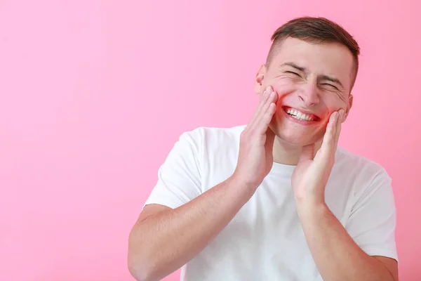 Junger Mann Leidet Zahnschmerzen Vor Farbigem Hintergrund — Stockfoto